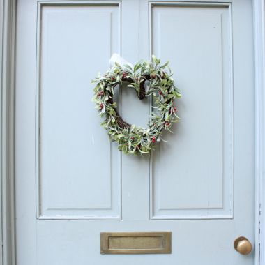 Jingles Mistletoe Heart Christmas Wreath - 37cm